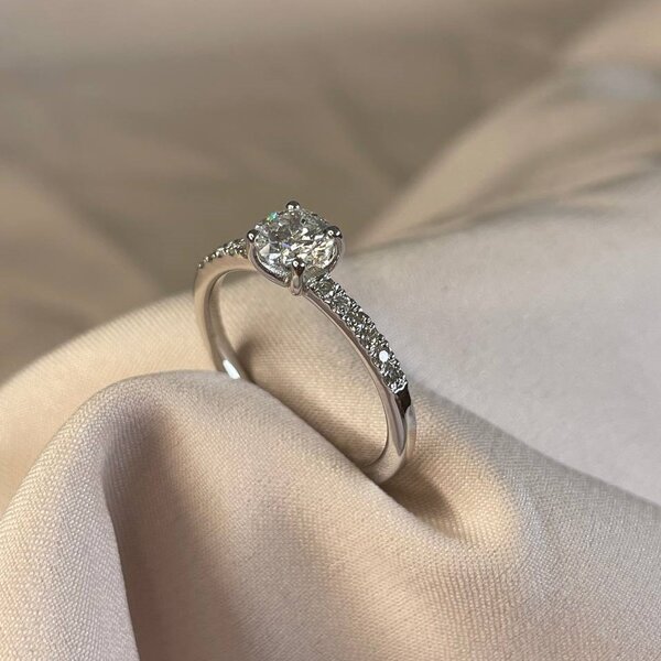 Classic Round Side Diamonds Engagment Ring