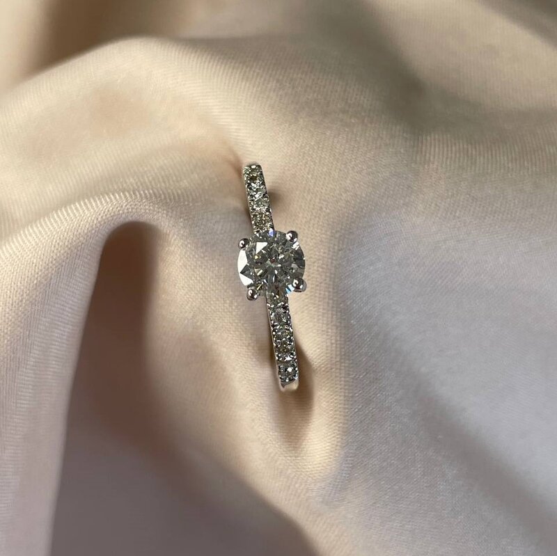 Classic Round Side Diamonds Engagment Ring