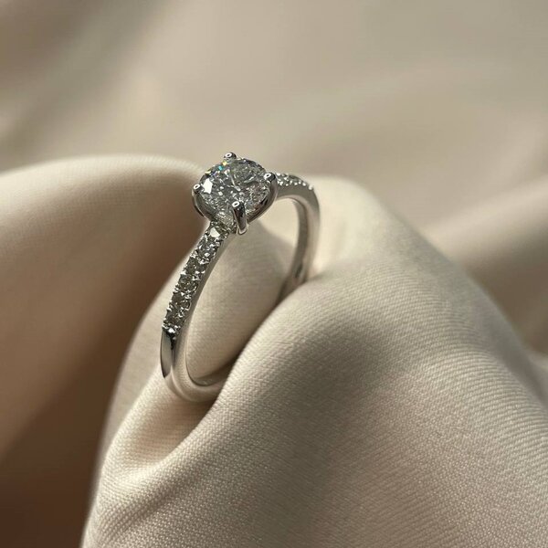 Classic Round Side Diamonds Engagment Ring