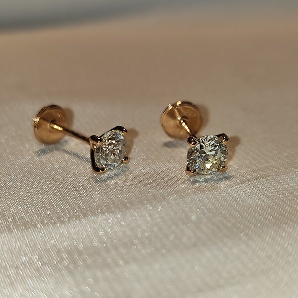 0.70 Carat Classic Diamond Earings
